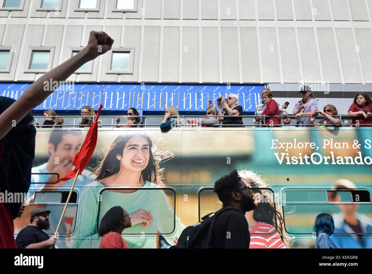 Philadelphia, PA., USA. 21. Oktober, 2017. Demonstranten mit echter Gerechtigkeit Philadelphia konfrontieren Polizei am 21. Oktober 2017 nach US Attorney General Jeff Sessions liefert Erläuterungen zum Projekt sicheren Nachbarschaften in den großen Städten Chiefs Association Fall Meeting, auf dem nahe gelegenen Pennsylvania Convention Center, Philadelphia, PA. Bei der Ankunft am Frank Rizzo Statue, in der Nähe von City Hall Polizisten und Demonstranten zusammenstießen. Fünf Personen wurden festgenommen und nach einer Polizei von Philadelphia Òwill supervisorÊat die Lage wahrscheinlich Home später mit einem Zitat gesendet werden. Stockfoto