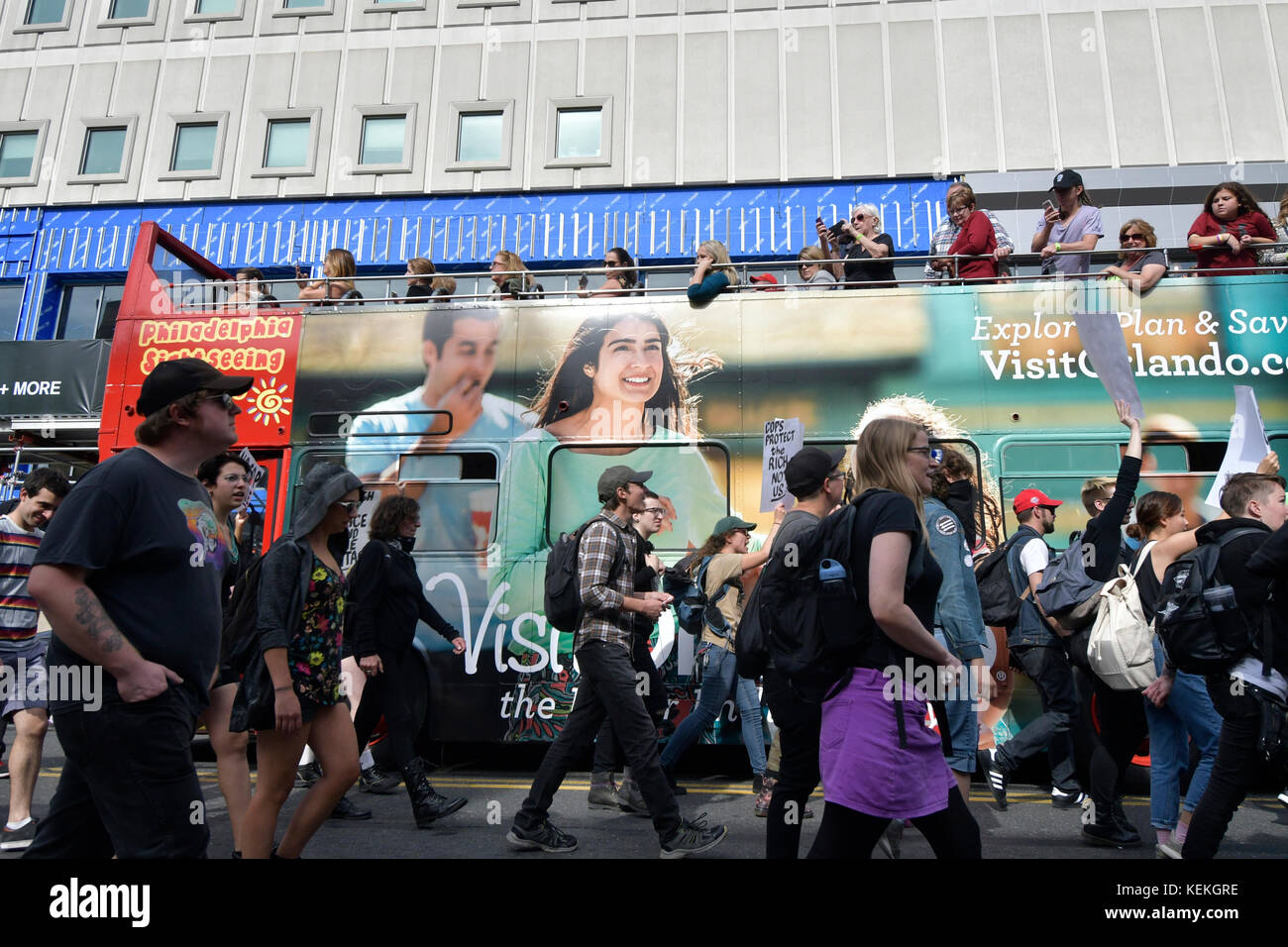 Philadelphia, PA., USA. 21. Oktober, 2017. Demonstranten mit echter Gerechtigkeit Philadelphia konfrontieren Polizei am 21. Oktober 2017 nach US Attorney General Jeff Sessions liefert Erläuterungen zum Projekt sicheren Nachbarschaften in den großen Städten Chiefs Association Fall Meeting, auf dem nahe gelegenen Pennsylvania Convention Center, Philadelphia, PA. Bei der Ankunft am Frank Rizzo Statue, in der Nähe von City Hall Polizisten und Demonstranten zusammenstießen. Fünf Personen wurden festgenommen und nach einer Polizei von Philadelphia Òwill supervisorÊat die Lage wahrscheinlich Home später mit einem Zitat gesendet werden. Stockfoto