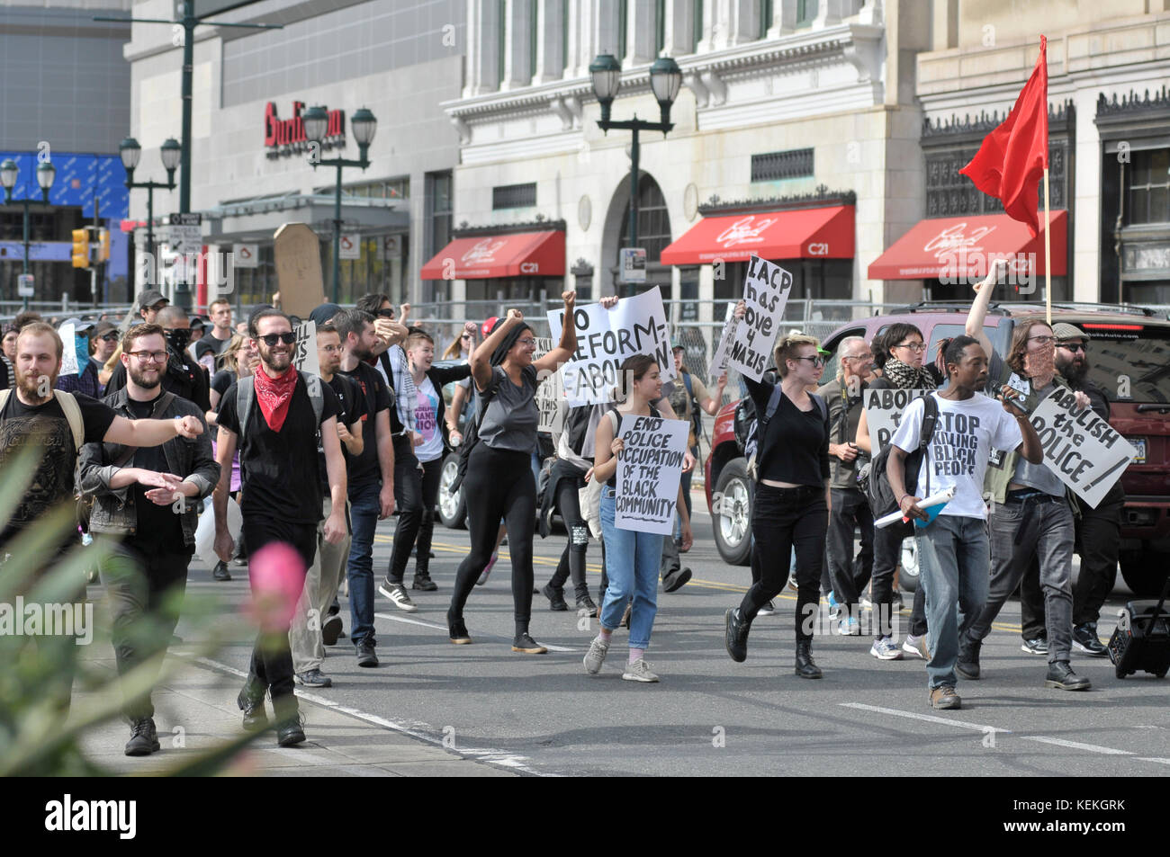 Philadelphia, PA., USA. 21. Oktober, 2017. Demonstranten mit echter Gerechtigkeit Philadelphia konfrontieren Polizei am 21. Oktober 2017 nach US Attorney General Jeff Sessions liefert Erläuterungen zum Projekt sicheren Nachbarschaften in den großen Städten Chiefs Association Fall Meeting, auf dem nahe gelegenen Pennsylvania Convention Center, Philadelphia, PA. Bei der Ankunft am Frank Rizzo Statue, in der Nähe von City Hall Polizisten und Demonstranten zusammenstießen. Fünf Personen wurden festgenommen und nach einer Polizei von Philadelphia Òwill supervisorÊat die Lage wahrscheinlich Home später mit einem Zitat gesendet werden. Stockfoto