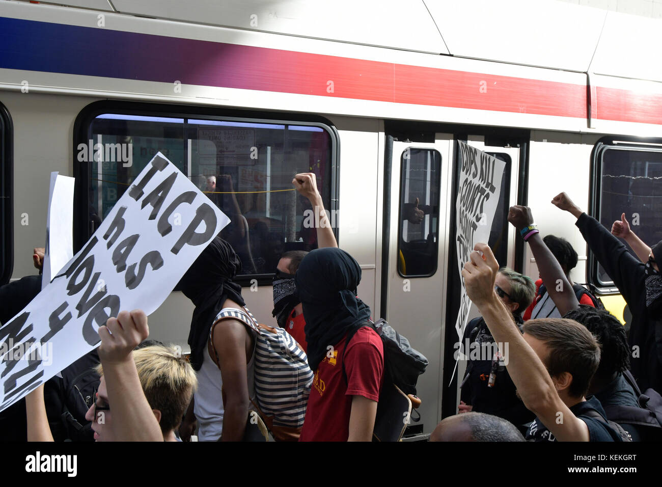 Philadelphia, PA., USA. 21. Oktober, 2017. Demonstranten mit echter Gerechtigkeit Philadelphia konfrontieren Polizei am 21. Oktober 2017 nach US Attorney General Jeff Sessions liefert Erläuterungen zum Projekt sicheren Nachbarschaften in den großen Städten Chiefs Association Fall Meeting, auf dem nahe gelegenen Pennsylvania Convention Center, Philadelphia, PA. Bei der Ankunft am Frank Rizzo Statue, in der Nähe von City Hall Polizisten und Demonstranten zusammenstießen. Fünf Personen wurden festgenommen und nach einer Polizei von Philadelphia Òwill supervisorÊat die Lage wahrscheinlich Home später mit einem Zitat gesendet werden. Stockfoto