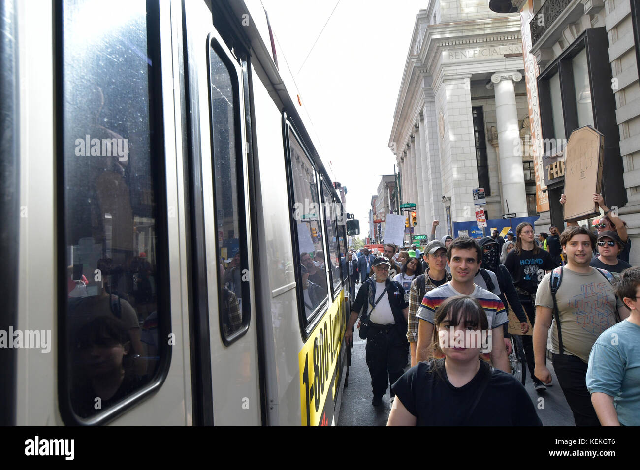 Philadelphia, PA., USA. 21. Oktober, 2017. Demonstranten mit echter Gerechtigkeit Philadelphia konfrontieren Polizei am 21. Oktober 2017 nach US Attorney General Jeff Sessions liefert Erläuterungen zum Projekt sicheren Nachbarschaften in den großen Städten Chiefs Association Fall Meeting, auf dem nahe gelegenen Pennsylvania Convention Center, Philadelphia, PA. Bei der Ankunft am Frank Rizzo Statue, in der Nähe von City Hall Polizisten und Demonstranten zusammenstießen. Fünf Personen wurden festgenommen und nach einer Polizei von Philadelphia Òwill supervisorÊat die Lage wahrscheinlich Home später mit einem Zitat gesendet werden. Stockfoto