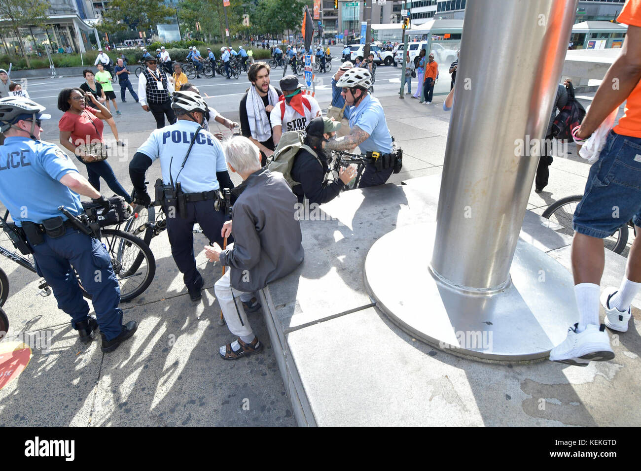 Philadelphia, PA., USA. 21. Oktober, 2017. Demonstranten mit echter Gerechtigkeit Philadelphia konfrontieren Polizei am 21. Oktober 2017 nach US Attorney General Jeff Sessions liefert Erläuterungen zum Projekt sicheren Nachbarschaften in den großen Städten Chiefs Association Fall Meeting, auf dem nahe gelegenen Pennsylvania Convention Center, Philadelphia, PA. Bei der Ankunft am Frank Rizzo Statue, in der Nähe von City Hall Polizisten und Demonstranten zusammenstießen. Fünf Personen wurden festgenommen und nach einer Polizei von Philadelphia Òwill supervisorÊat die Lage wahrscheinlich Home später mit einem Zitat gesendet werden. Stockfoto