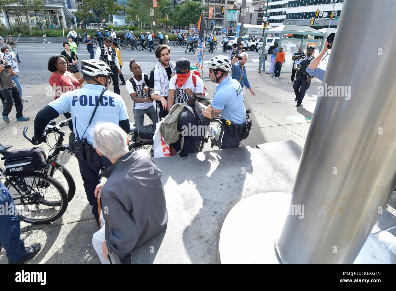 Philadelphia, PA., USA. 21. Oktober, 2017. Demonstranten mit echter Gerechtigkeit Philadelphia konfrontieren Polizei am 21. Oktober 2017 nach US Attorney General Jeff Sessions liefert Erläuterungen zum Projekt sicheren Nachbarschaften in den großen Städten Chiefs Association Fall Meeting, auf dem nahe gelegenen Pennsylvania Convention Center, Philadelphia, PA. Bei der Ankunft am Frank Rizzo Statue, in der Nähe von City Hall Polizisten und Demonstranten zusammenstießen. Fünf Personen wurden festgenommen und nach einer Polizei von Philadelphia Òwill supervisorÊat die Lage wahrscheinlich Home später mit einem Zitat gesendet werden. Stockfoto