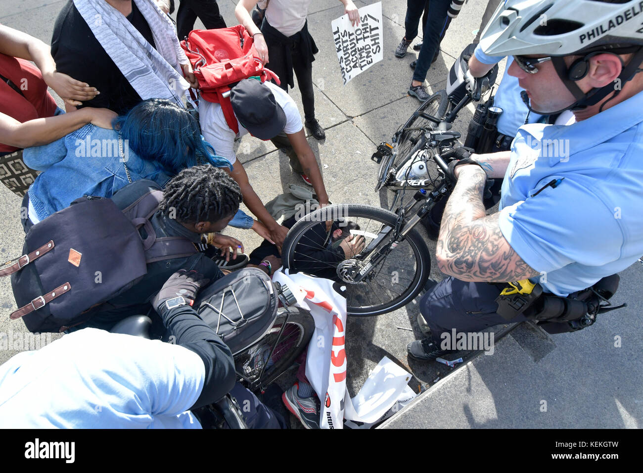 Philadelphia, PA., USA. 21. Oktober, 2017. Demonstranten mit echter Gerechtigkeit Philadelphia konfrontieren Polizei am 21. Oktober 2017 nach US Attorney General Jeff Sessions liefert Erläuterungen zum Projekt sicheren Nachbarschaften in den großen Städten Chiefs Association Fall Meeting, auf dem nahe gelegenen Pennsylvania Convention Center, Philadelphia, PA. Bei der Ankunft am Frank Rizzo Statue, in der Nähe von City Hall Polizisten und Demonstranten zusammenstießen. Fünf Personen wurden festgenommen und nach einer Polizei von Philadelphia Òwill supervisorÊat die Lage wahrscheinlich Home später mit einem Zitat gesendet werden. Stockfoto