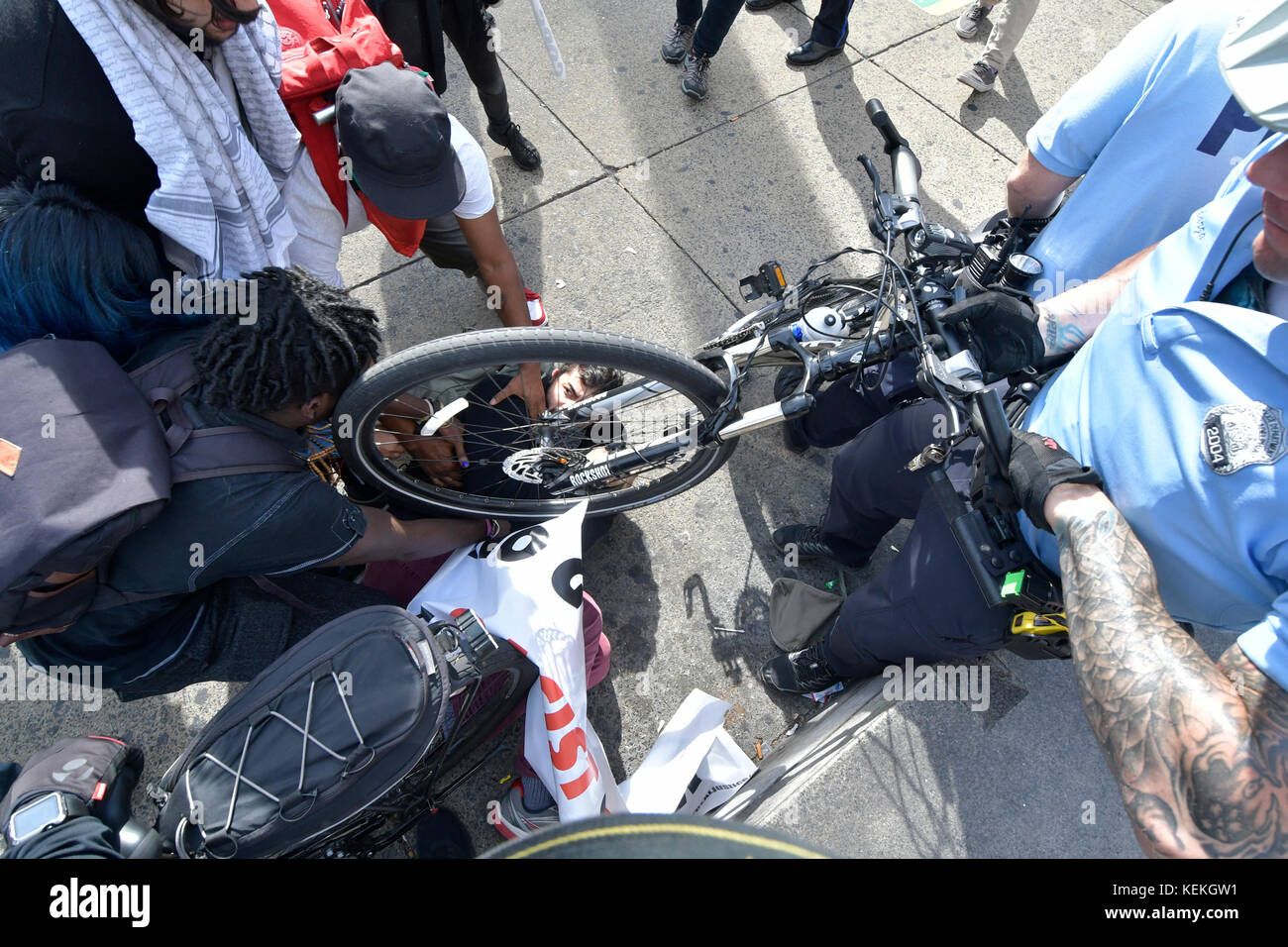 Philadelphia, PA., USA. 21. Oktober, 2017. Demonstranten mit echter Gerechtigkeit Philadelphia konfrontieren Polizei am 21. Oktober 2017 nach US Attorney General Jeff Sessions liefert Erläuterungen zum Projekt sicheren Nachbarschaften in den großen Städten Chiefs Association Fall Meeting, auf dem nahe gelegenen Pennsylvania Convention Center, Philadelphia, PA. Bei der Ankunft am Frank Rizzo Statue, in der Nähe von City Hall Polizisten und Demonstranten zusammenstießen. Fünf Personen wurden festgenommen und nach einer Polizei von Philadelphia Òwill supervisorÊat die Lage wahrscheinlich Home später mit einem Zitat gesendet werden. Stockfoto