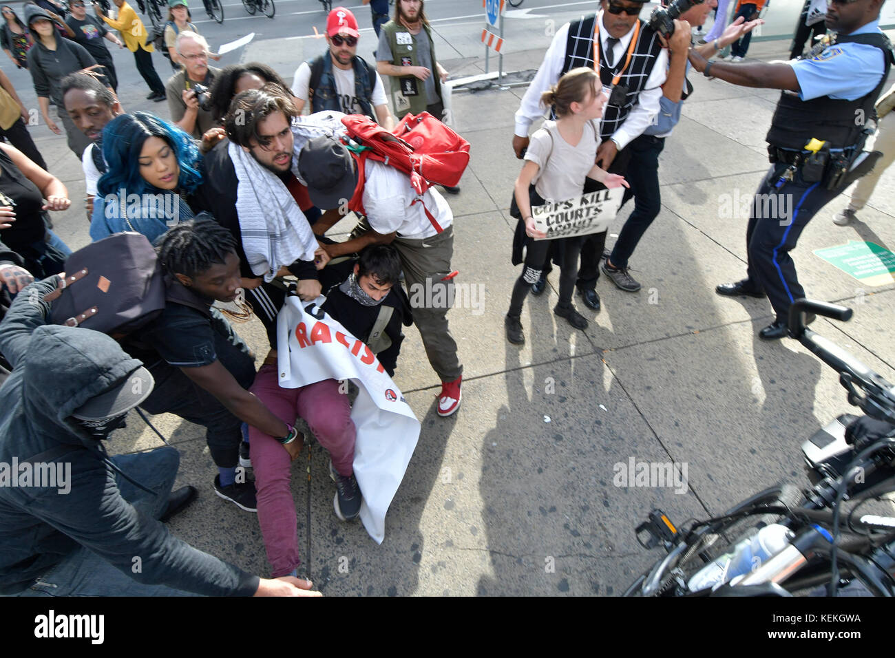 Philadelphia, PA., USA. 21. Oktober, 2017. Demonstranten mit echter Gerechtigkeit Philadelphia konfrontieren Polizei am 21. Oktober 2017 nach US Attorney General Jeff Sessions liefert Erläuterungen zum Projekt sicheren Nachbarschaften in den großen Städten Chiefs Association Fall Meeting, auf dem nahe gelegenen Pennsylvania Convention Center, Philadelphia, PA. Bei der Ankunft am Frank Rizzo Statue, in der Nähe von City Hall Polizisten und Demonstranten zusammenstießen. Fünf Personen wurden festgenommen und nach einer Polizei von Philadelphia Òwill supervisorÊat die Lage wahrscheinlich Home später mit einem Zitat gesendet werden. Stockfoto