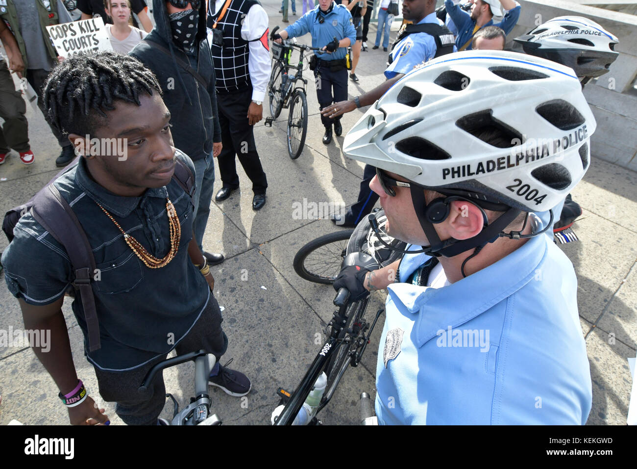 Philadelphia, PA., USA. 21. Oktober, 2017. Demonstranten mit echter Gerechtigkeit Philadelphia konfrontieren Polizei am 21. Oktober 2017 nach US Attorney General Jeff Sessions liefert Erläuterungen zum Projekt sicheren Nachbarschaften in den großen Städten Chiefs Association Fall Meeting, auf dem nahe gelegenen Pennsylvania Convention Center, Philadelphia, PA. Bei der Ankunft am Frank Rizzo Statue, in der Nähe von City Hall Polizisten und Demonstranten zusammenstießen. Fünf Personen wurden festgenommen und nach einer Polizei von Philadelphia Òwill supervisorÊat die Lage wahrscheinlich Home später mit einem Zitat gesendet werden. Stockfoto