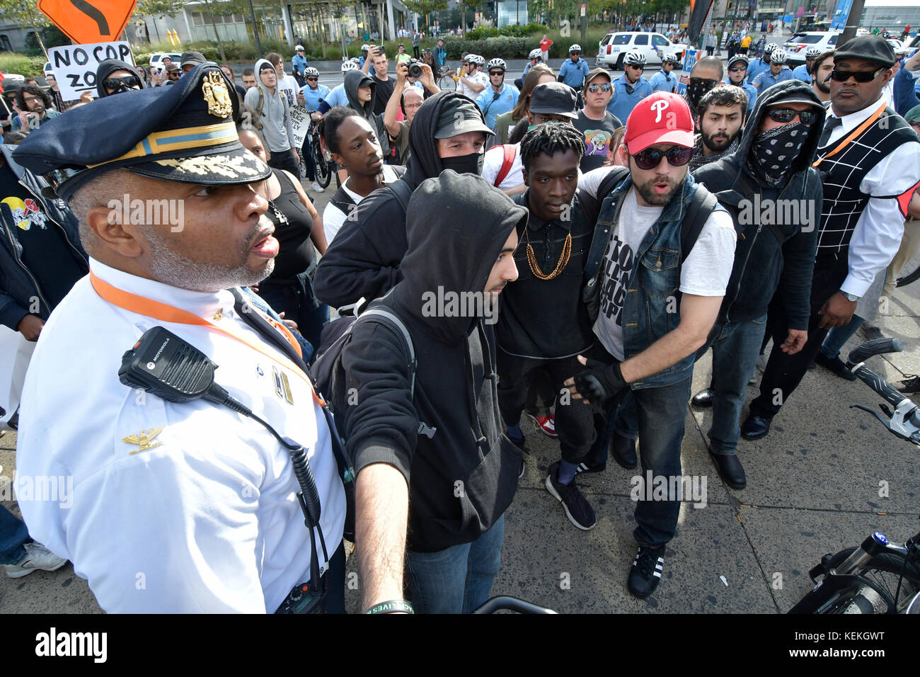 Philadelphia, PA., USA. 21. Oktober, 2017. Demonstranten mit echter Gerechtigkeit Philadelphia konfrontieren Polizei am 21. Oktober 2017 nach US Attorney General Jeff Sessions liefert Erläuterungen zum Projekt sicheren Nachbarschaften in den großen Städten Chiefs Association Fall Meeting, auf dem nahe gelegenen Pennsylvania Convention Center, Philadelphia, PA. Bei der Ankunft am Frank Rizzo Statue, in der Nähe von City Hall Polizisten und Demonstranten zusammenstießen. Fünf Personen wurden festgenommen und nach einer Polizei von Philadelphia Òwill supervisorÊat die Lage wahrscheinlich Home später mit einem Zitat gesendet werden. Stockfoto