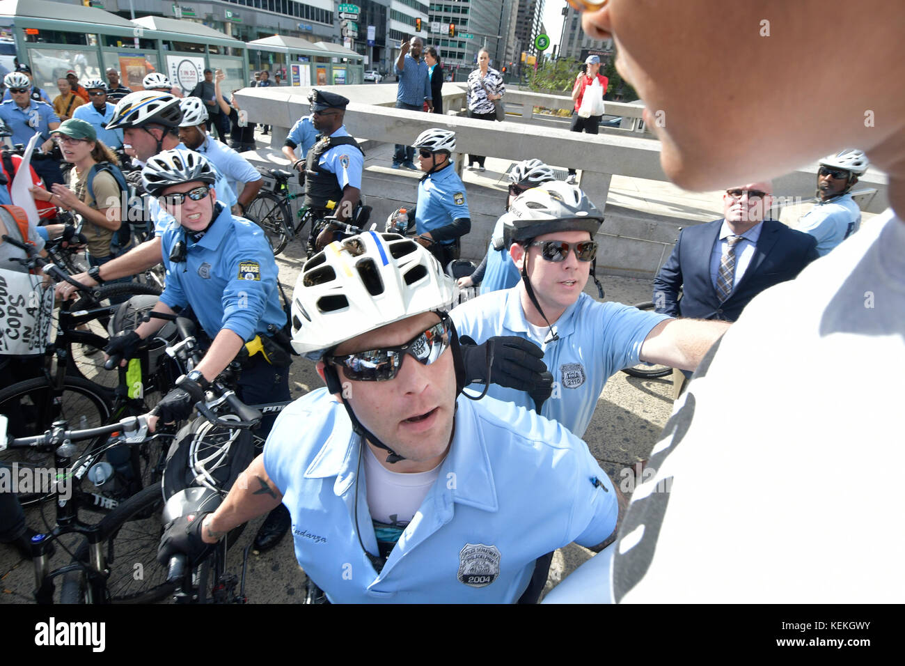 Philadelphia, PA., USA. 21. Oktober, 2017. Demonstranten mit echter Gerechtigkeit Philadelphia konfrontieren Polizei am 21. Oktober 2017 nach US Attorney General Jeff Sessions liefert Erläuterungen zum Projekt sicheren Nachbarschaften in den großen Städten Chiefs Association Fall Meeting, auf dem nahe gelegenen Pennsylvania Convention Center, Philadelphia, PA. Bei der Ankunft am Frank Rizzo Statue, in der Nähe von City Hall Polizisten und Demonstranten zusammenstießen. Fünf Personen wurden festgenommen und nach einer Polizei von Philadelphia Òwill supervisorÊat die Lage wahrscheinlich Home später mit einem Zitat gesendet werden. Stockfoto