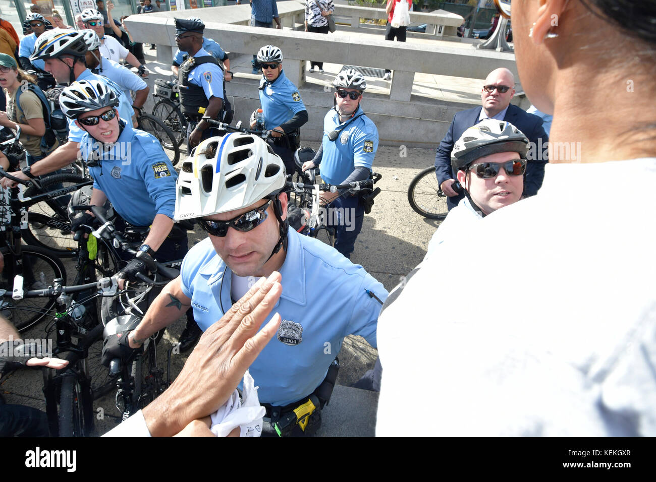 Philadelphia, PA., USA. 21. Oktober, 2017. Demonstranten mit echter Gerechtigkeit Philadelphia konfrontieren Polizei am 21. Oktober 2017 nach US Attorney General Jeff Sessions liefert Erläuterungen zum Projekt sicheren Nachbarschaften in den großen Städten Chiefs Association Fall Meeting, auf dem nahe gelegenen Pennsylvania Convention Center, Philadelphia, PA. Bei der Ankunft am Frank Rizzo Statue, in der Nähe von City Hall Polizisten und Demonstranten zusammenstießen. Fünf Personen wurden festgenommen und nach einer Polizei von Philadelphia Òwill supervisorÊat die Lage wahrscheinlich Home später mit einem Zitat gesendet werden. Stockfoto