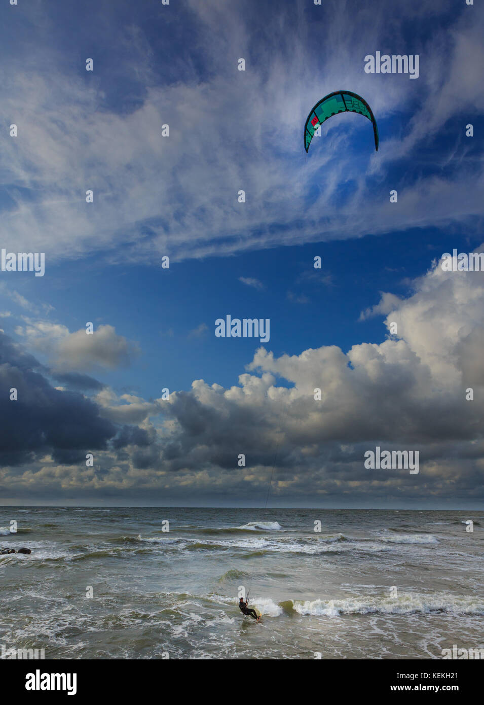 Palanga, Litauen - August 25,2017: Lonely Kitesurfer gegen den blauen bewölkten Himmel im Sommer, Palanga, litva, Europa Stockfoto