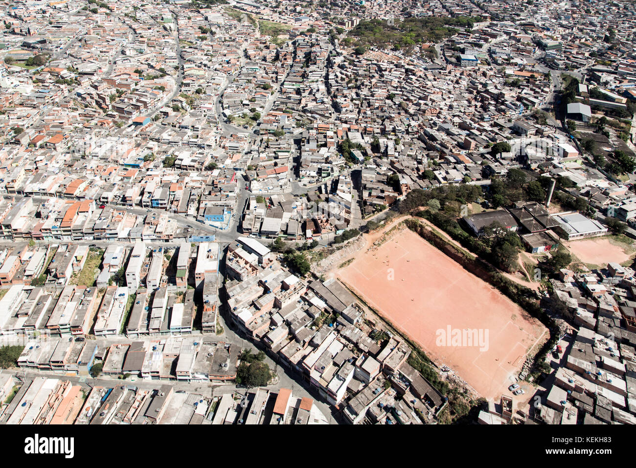 Luftaufnahme von einem Fußballfeld in der Mitte der Häuser in Sao Paulo Metropolregion - Brasilien Stockfoto