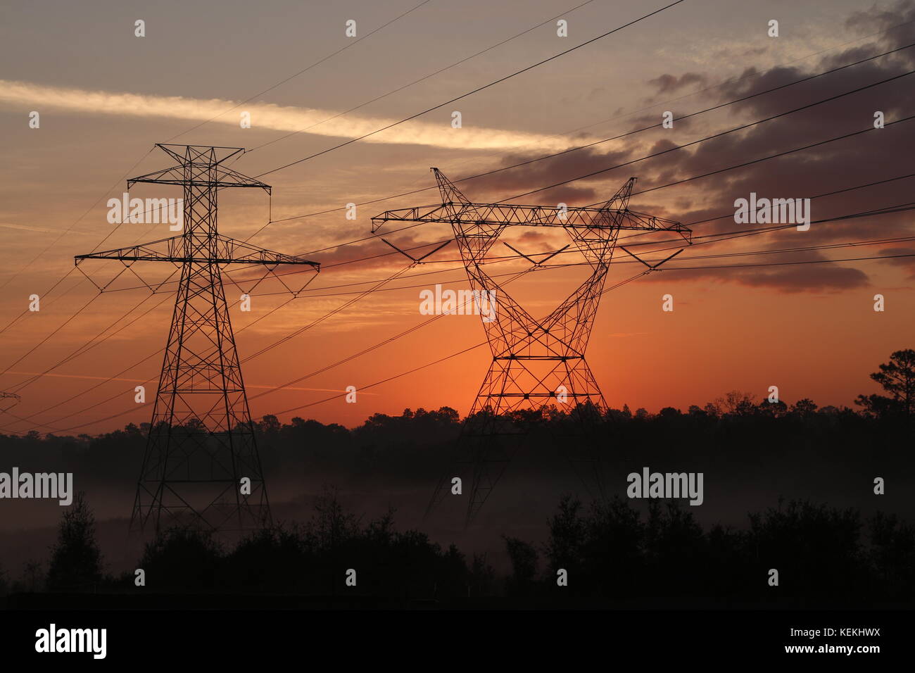 Elektrische Pylone Sendeleistung an das Netz Stockfoto