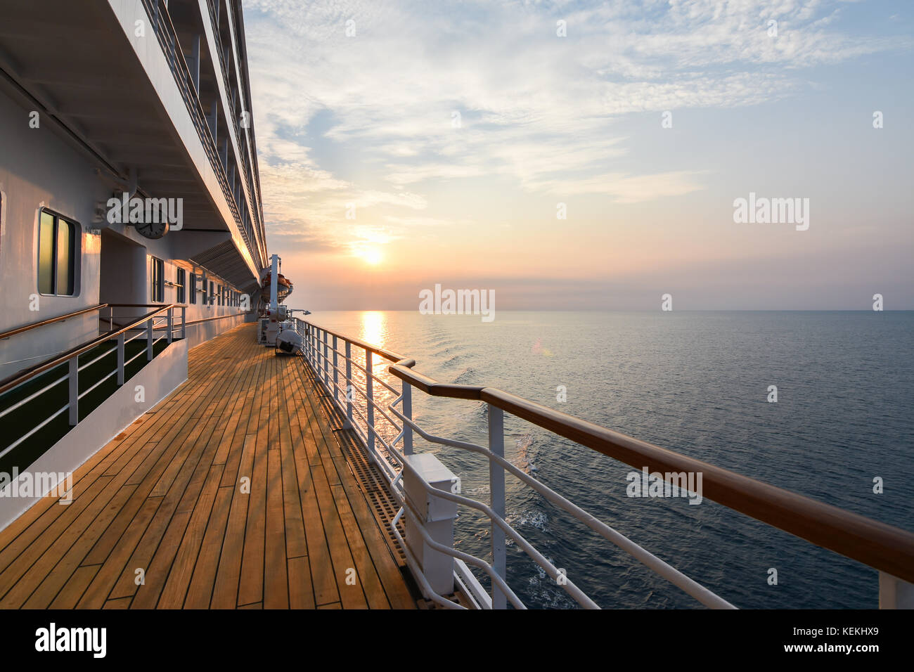 Luxus Kreuzfahrtschiff Deck bei Sonnenuntergang. Stockfoto