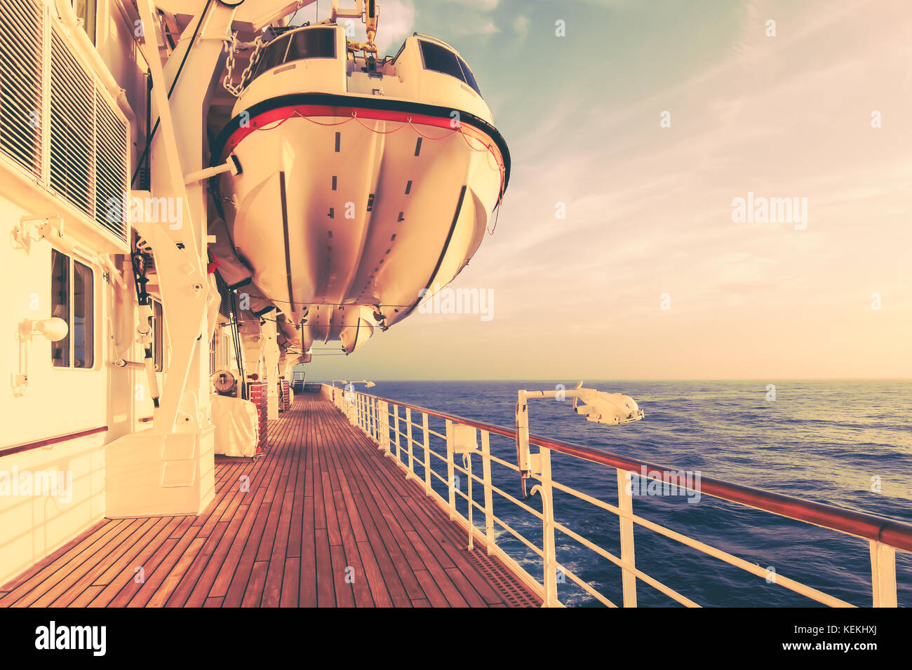 Reisen, Sicherheit und Transport Konzept. rettungsboot auf einem Kreuzfahrtschiff. Stockfoto