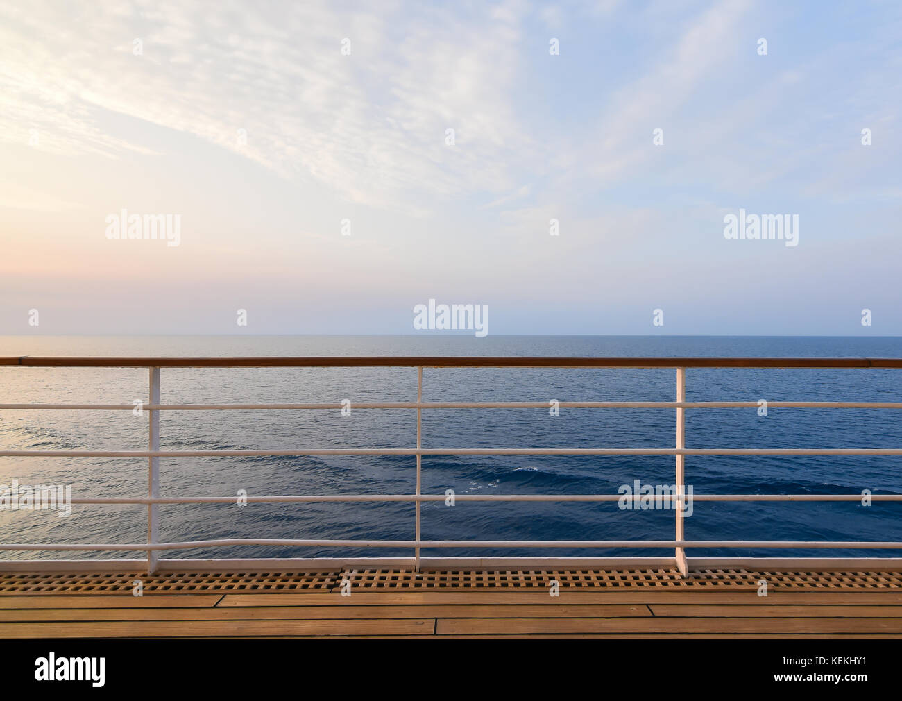 Cruise Ship deck und Geländer mit Blick auf den Ozean. Stockfoto