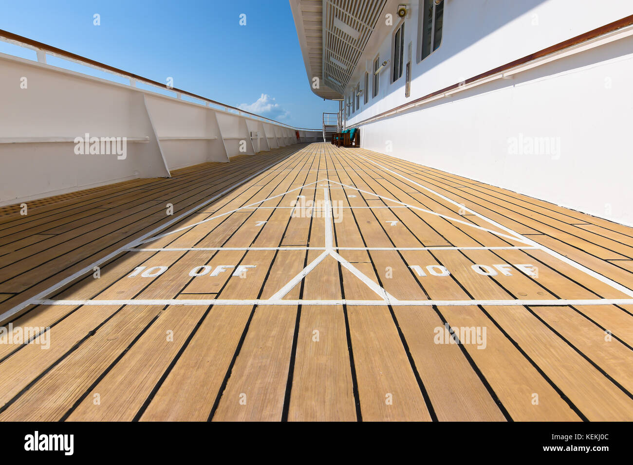 Shuffleboard Spiel auf hölzernen Deck eines Kreuzfahrtschiffes. Stockfoto