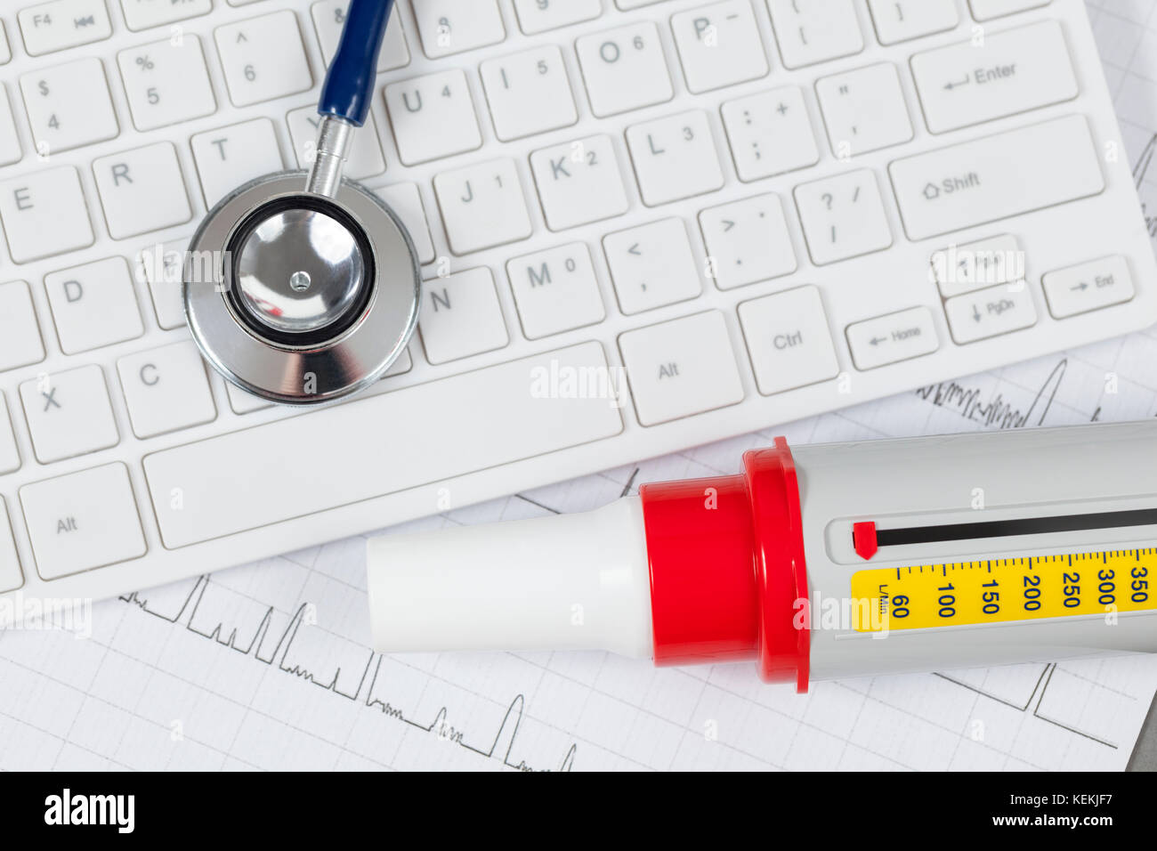Stethoskop Festlegung auf eine weiße Tastatur mit einem Peak Flow Meter und ein medizinisches Diagramm Stockfoto