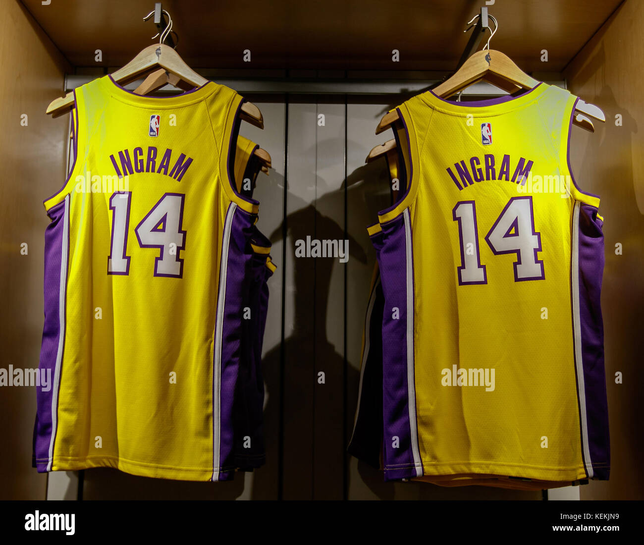 Replica Jersey von Brandon Ingram von Los Angeles Lakers in der NBA Store in Manhattan. Stockfoto