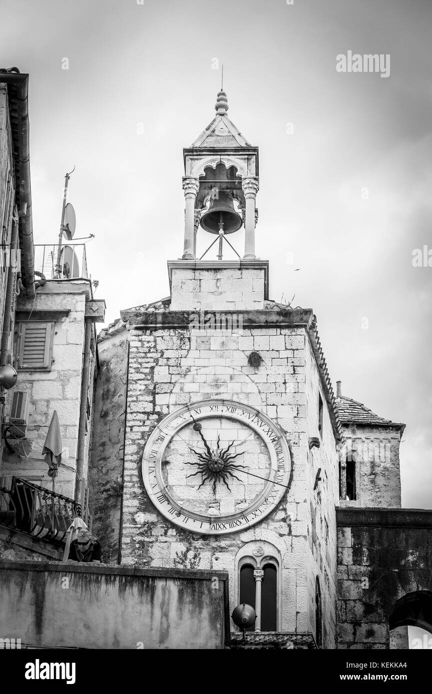 Eisernes Tor Uhr, Uhrturm mit mittelalterlicher Sonnenuhr auf dem Platz der Völker Narodni trg, Altstadt, Split, Dalmatien, Kroatien Stockfoto