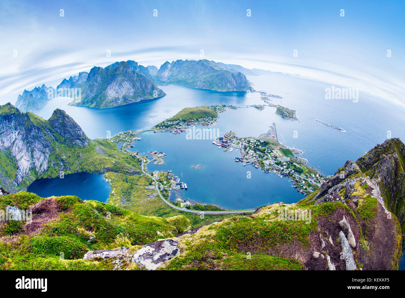Ein Panorama Blick auf das Fischerdorf Reine und Lofoten vom Reinebringen in Norwegen Stockfoto