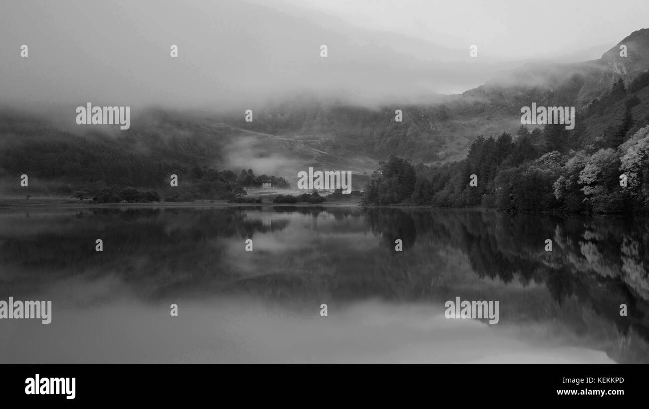 Schwarze und weiße Landschaft von Llyn crafnant während der nebligen Morgen in Snowdonia National Park Stockfoto