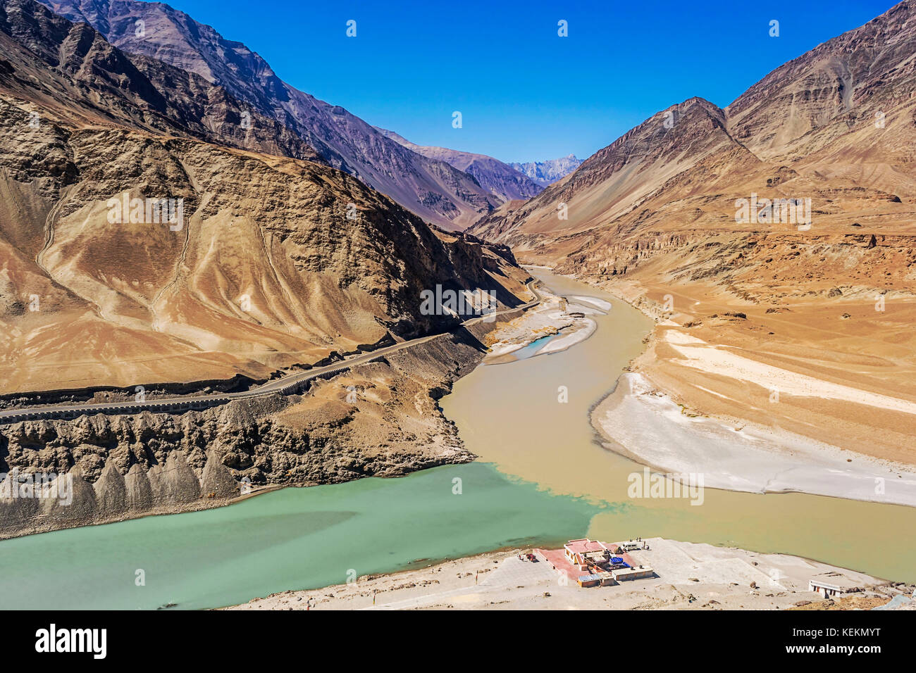 Der Zusammenfluss von einer schönen blauen Zanskar Fluss mit einem Schlammigen indus durch die Berge rundum umgeben sieht schön Stockfoto