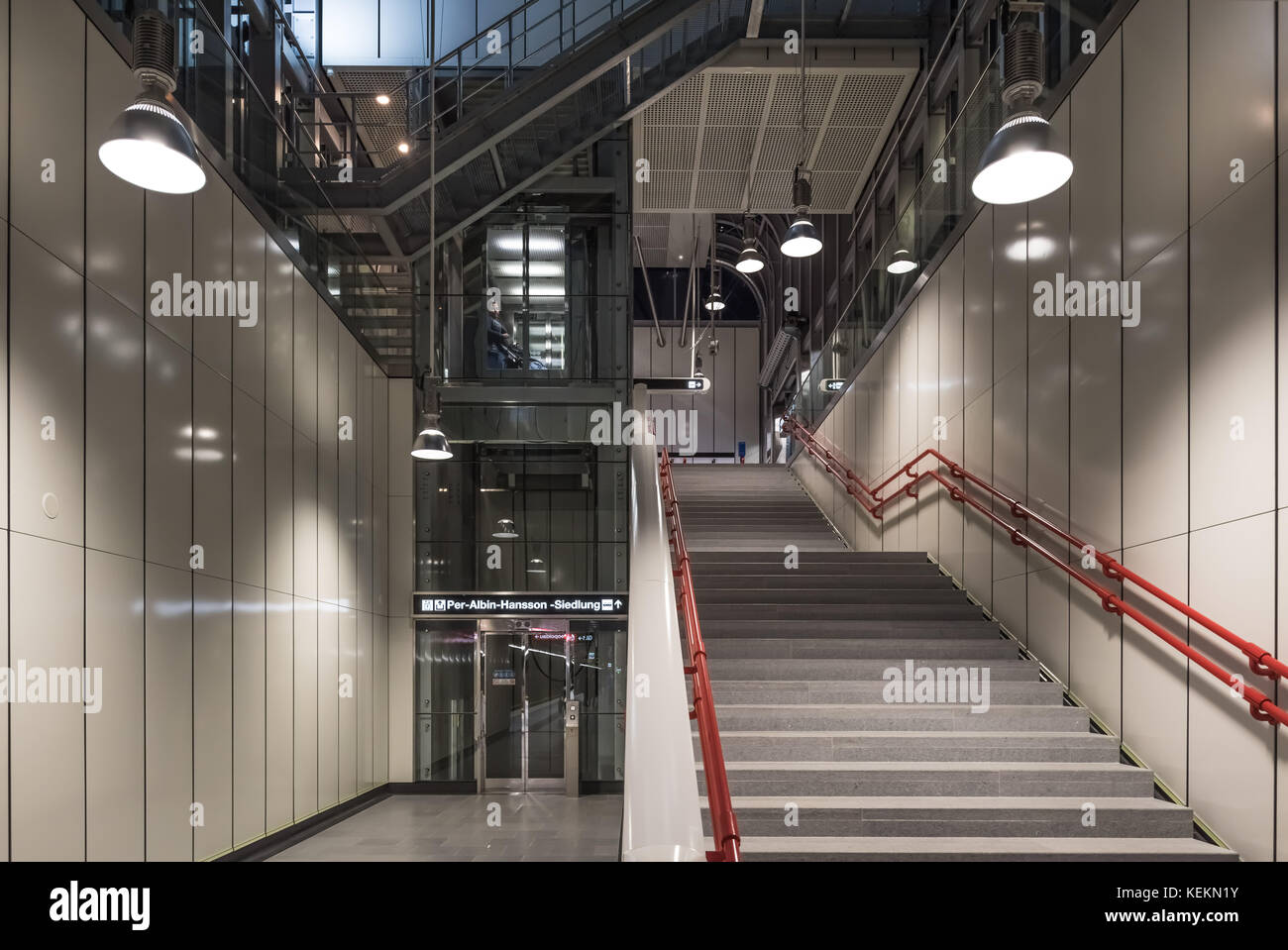 Wien, UBahnLinie U1, Station Alaudagasse Stockfotografie Alamy