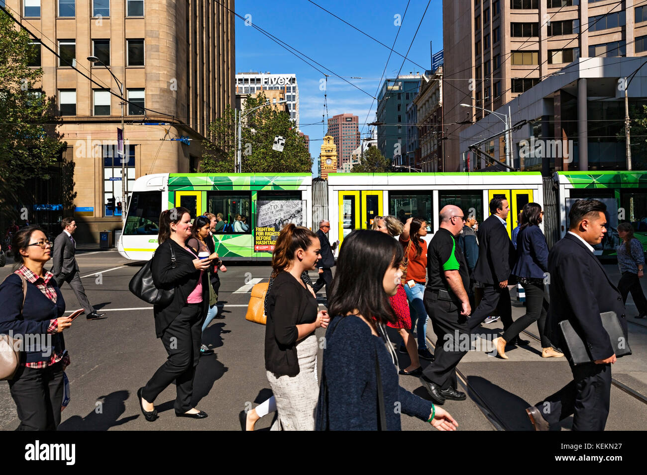 Die in der City arbeiten, überqueren die Elizabeth Street in Melbourne, Victoria, Australien. Stockfoto