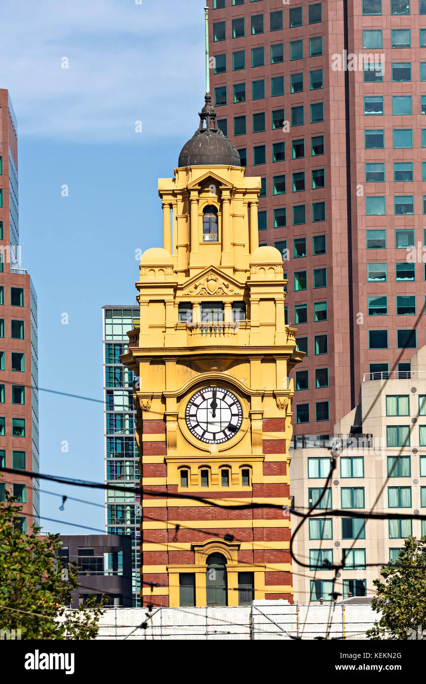 Der Bahnhof Flinders Street gesehen hier von Elizabeth Street Melbourne. Der uhrturm kontrastiert mit den modernen Corporate Gebäude dahinter.. Stockfoto