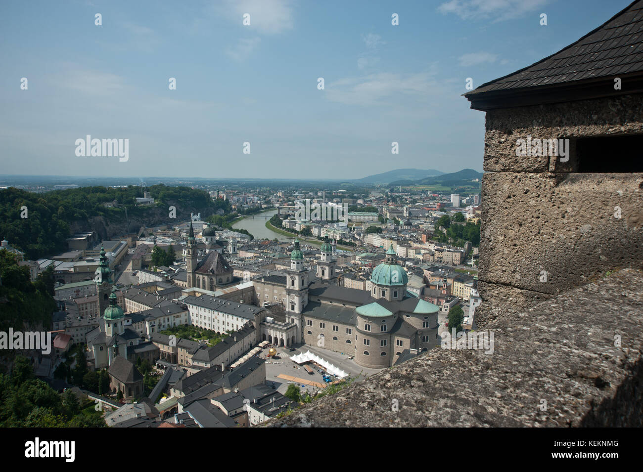 Salzburg, Stadtpanorama, Blick von der Festung Hohensalzburg in Kapitelplatz und Dom-Salzburg, Panoramablick auf Kapitelplatz und Kuppel Stockfoto