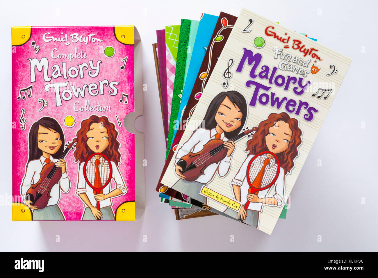 Komplette Malory Towers Sammlung Bücher von Enid Blyton - Bücher mit Spiel und Spaß bei Malory Towers buchen Sie oben auf weißem Hintergrund Blocklagerung Stockfoto