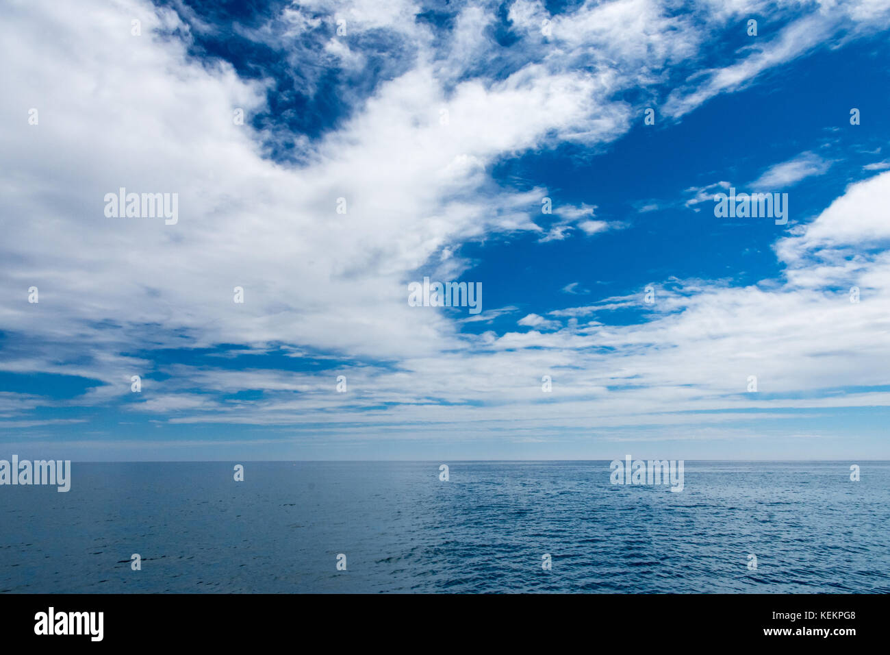 Wunderbare Sommer Meer und Himmel im Süden Englands Coat Stockfoto
