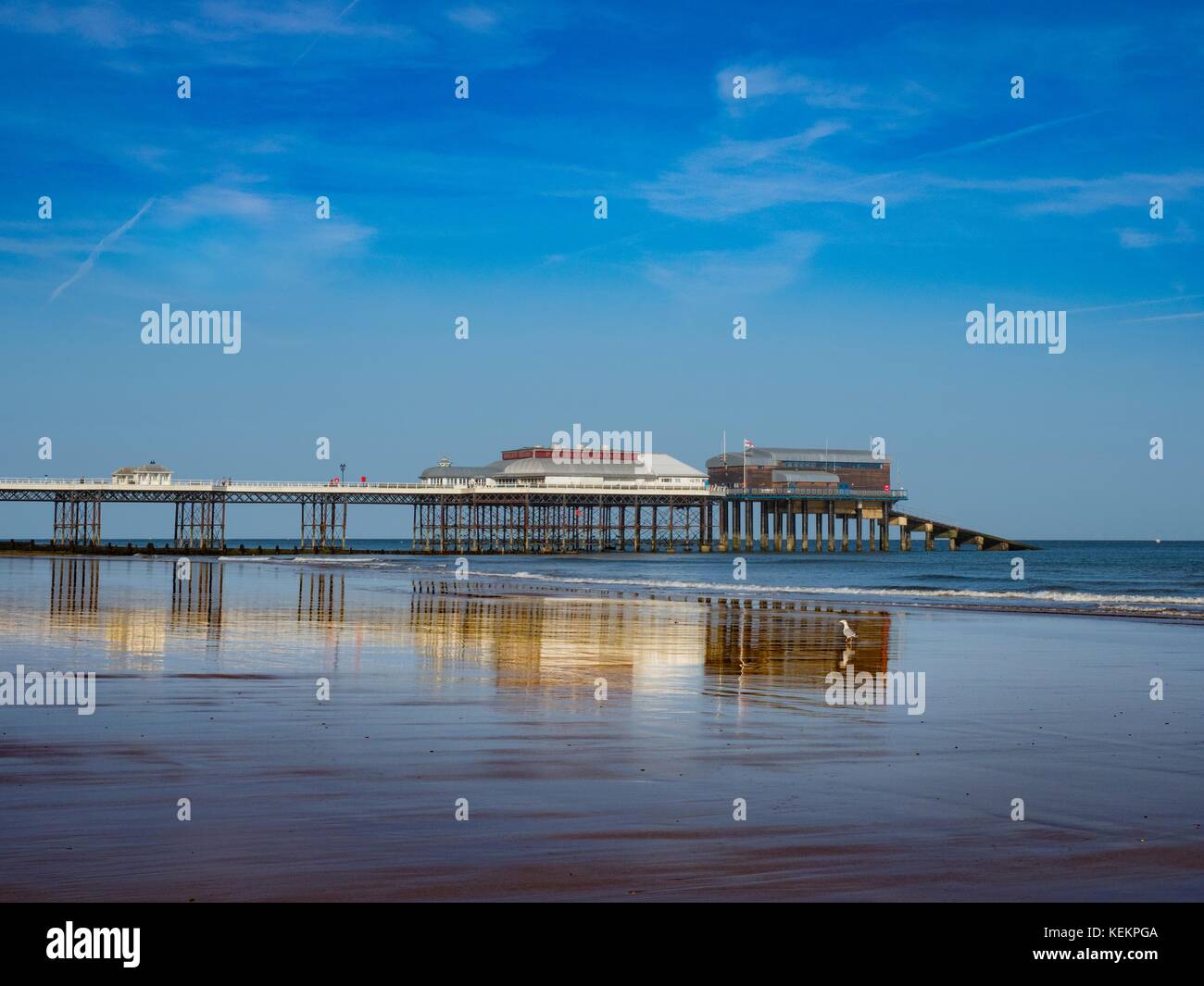 Blick auf Cromer Beach zeigt die berühmten Pier, Norfolk, England, Stockfoto