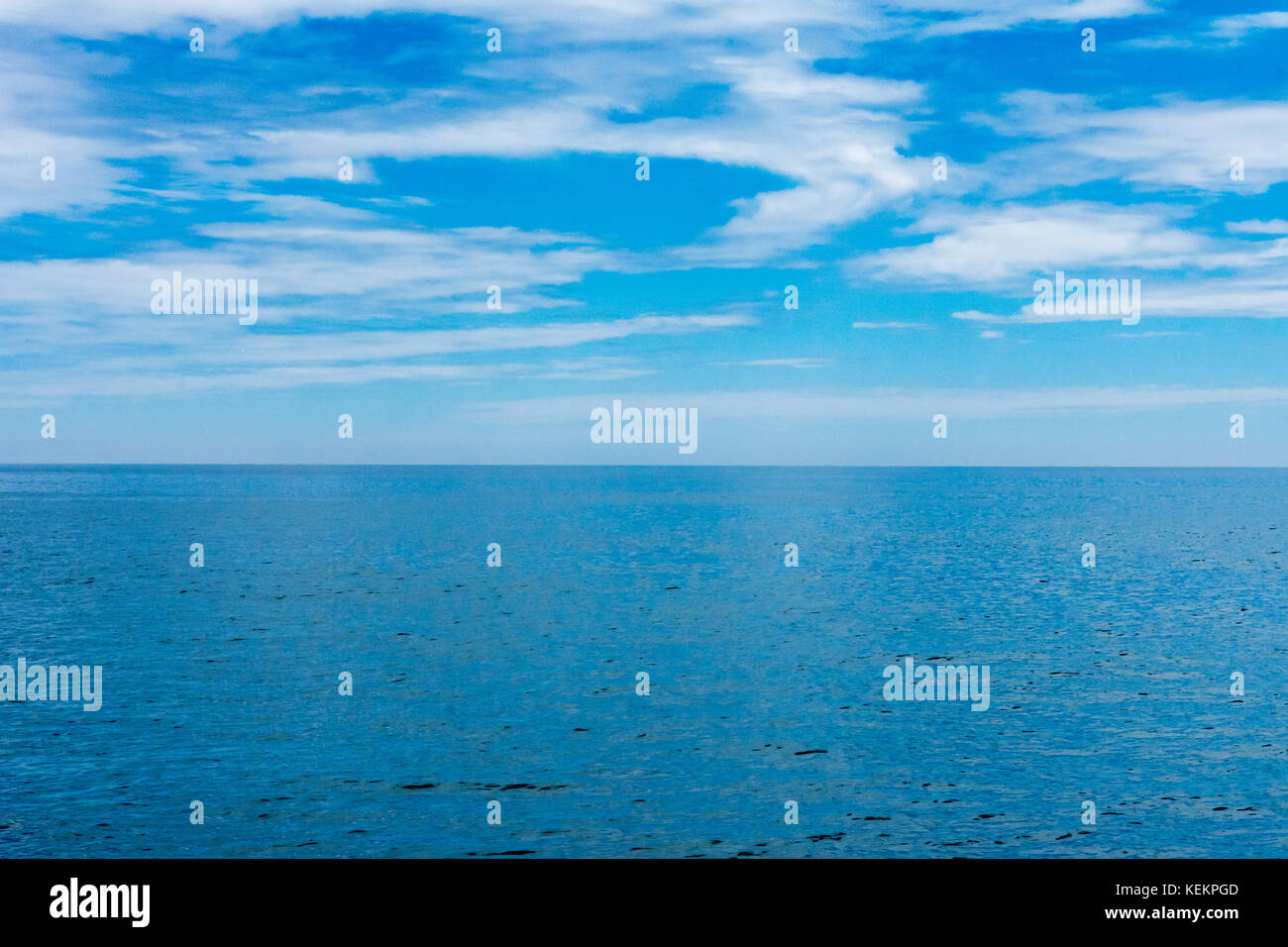 Wunderbare Sommer Meer und Himmel im Süden Englands Coat Stockfoto