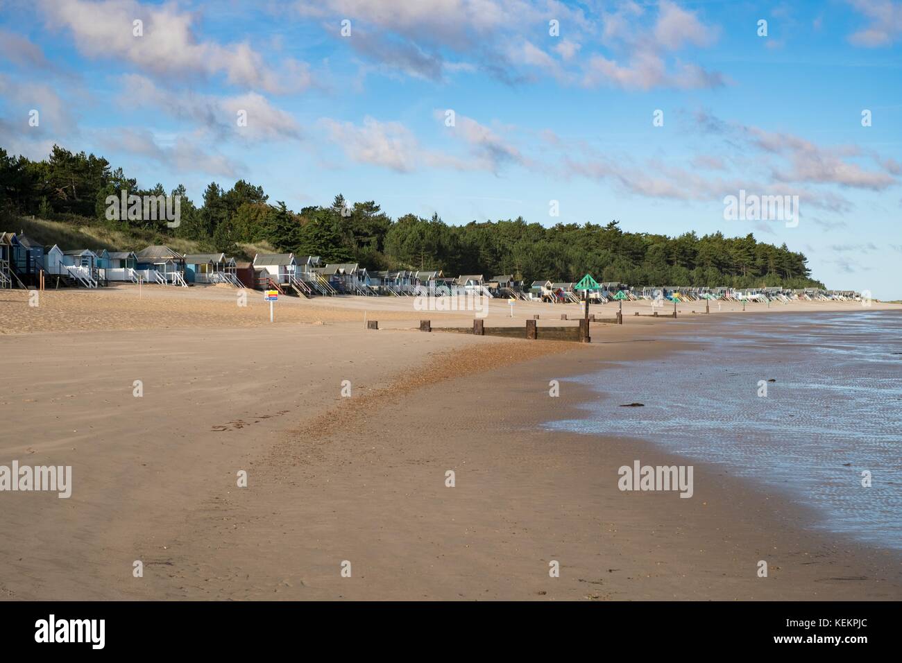 Wells Beach zeigt die Buhnen und Strandhütten. Stockfoto