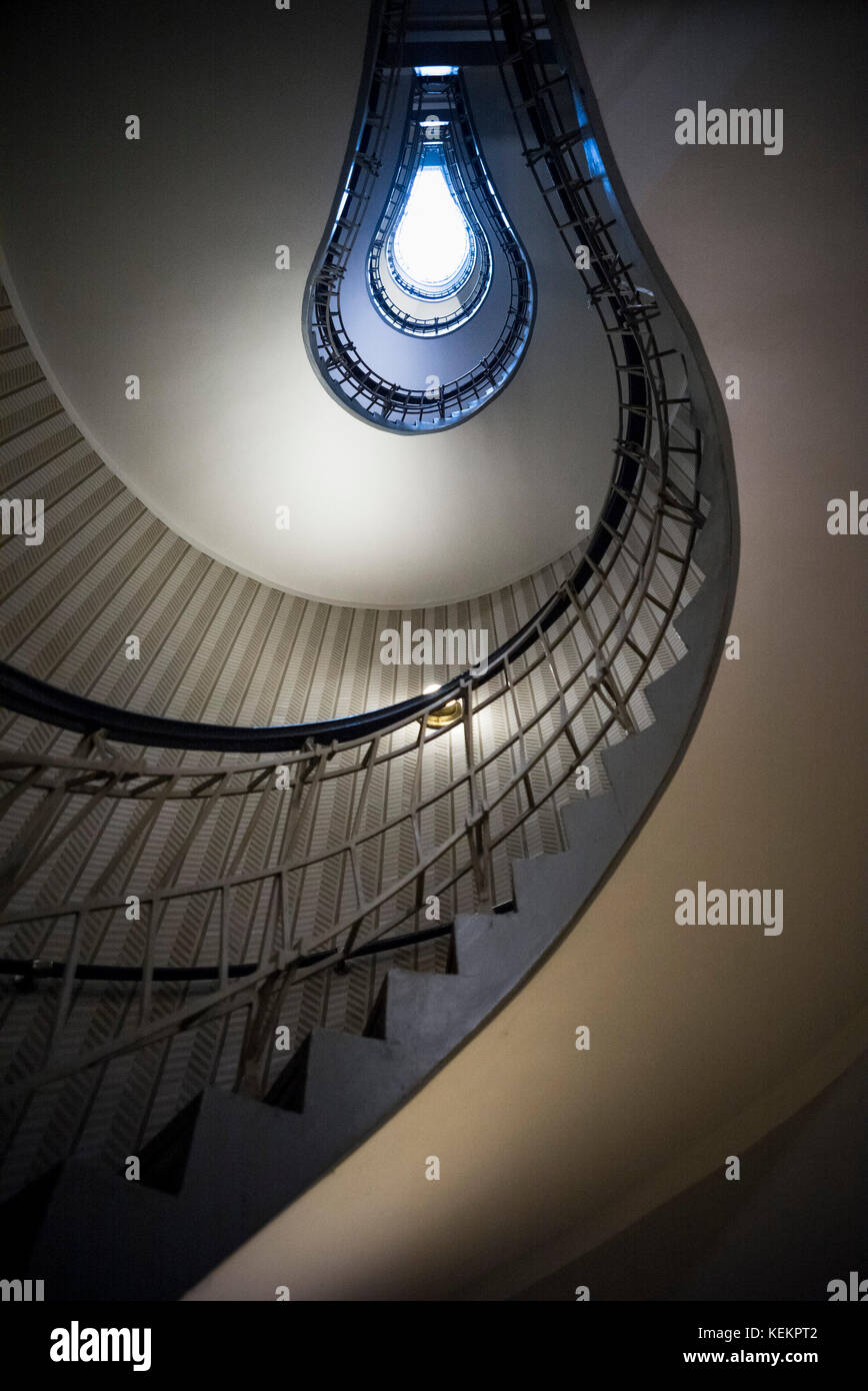 Prag. Der Tschechischen Republik. Haus der Schwarzen Madonna, Innenraum Wendeltreppe, von Josef Gočár 1911-1912. Das Gebäude beherbergt die Tschechische Museum Stockfoto