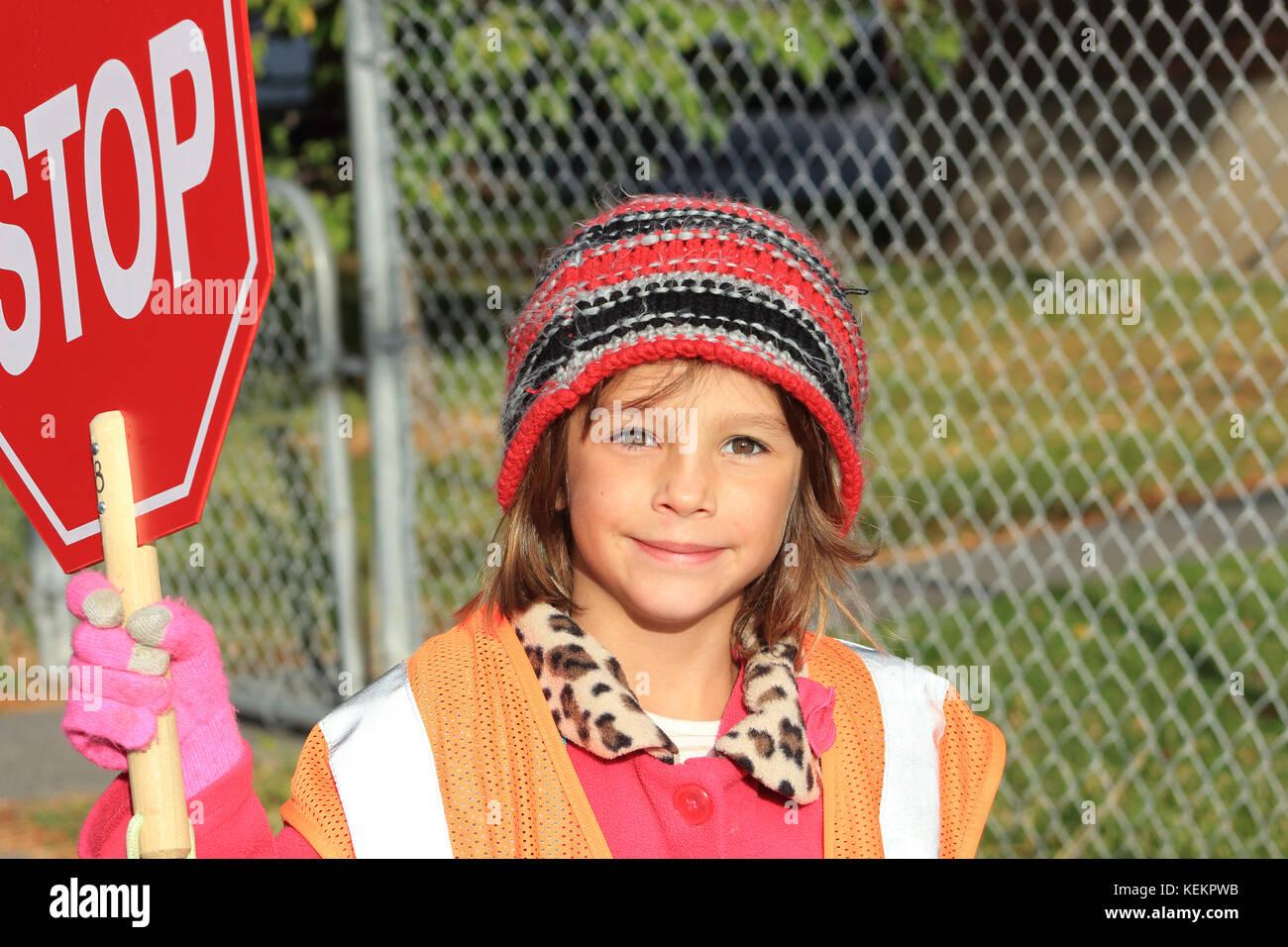 Lächelnden jungen Mädchen spielt Crossing Guard in der Nähe einer Grundschule in Idaho Falls, Idaho, USA Stockfoto