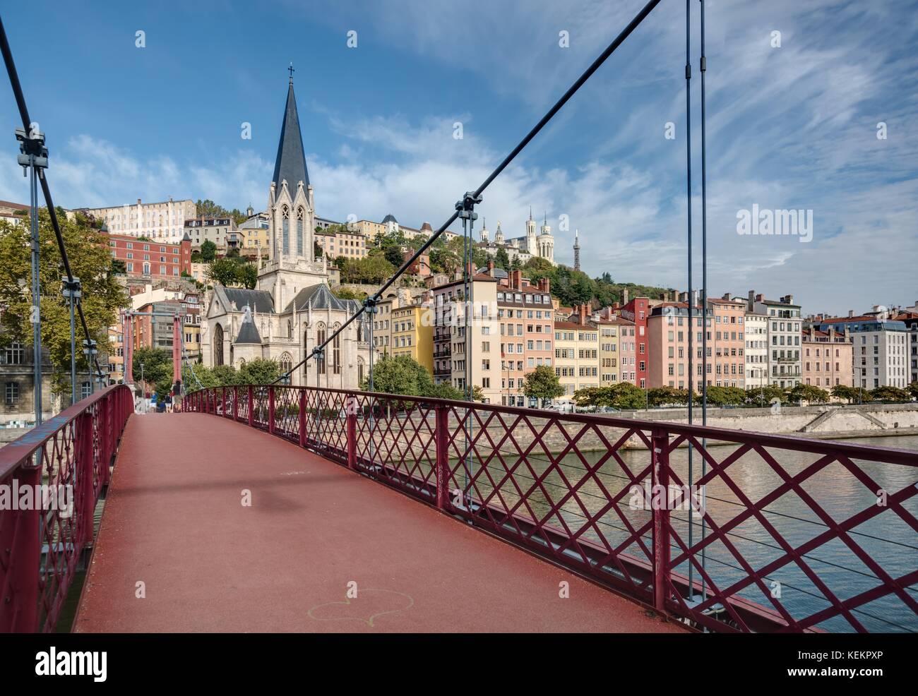 Lyon, Saone, Passerelle St Georges und Eglise Saint Georges - Lyon, Saone, Passerelle St Georges und Saint Georges Kirche Stockfoto