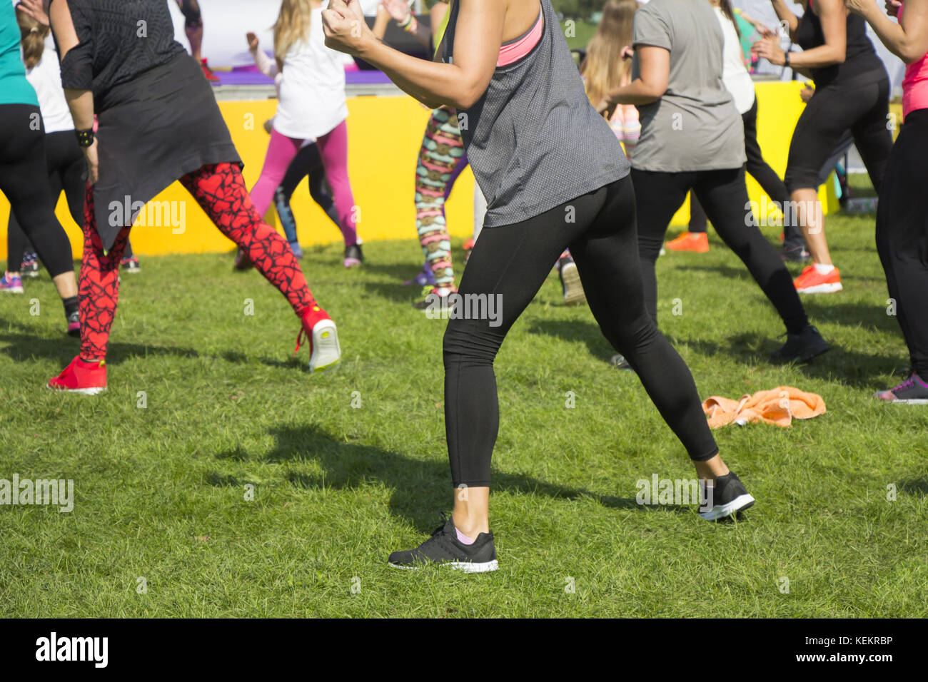 Gruppe von jungen Mädchen Fitness Training mit Tanz im City Park Stockfoto