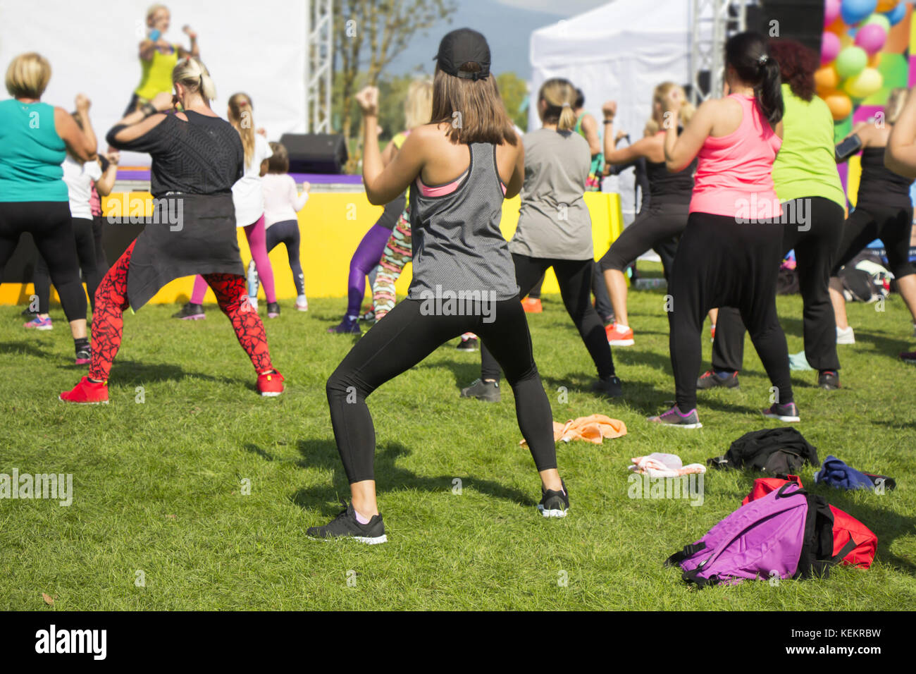 Gruppe von jungen Mädchen Fitness Training mit Tanz im City Park Stockfoto