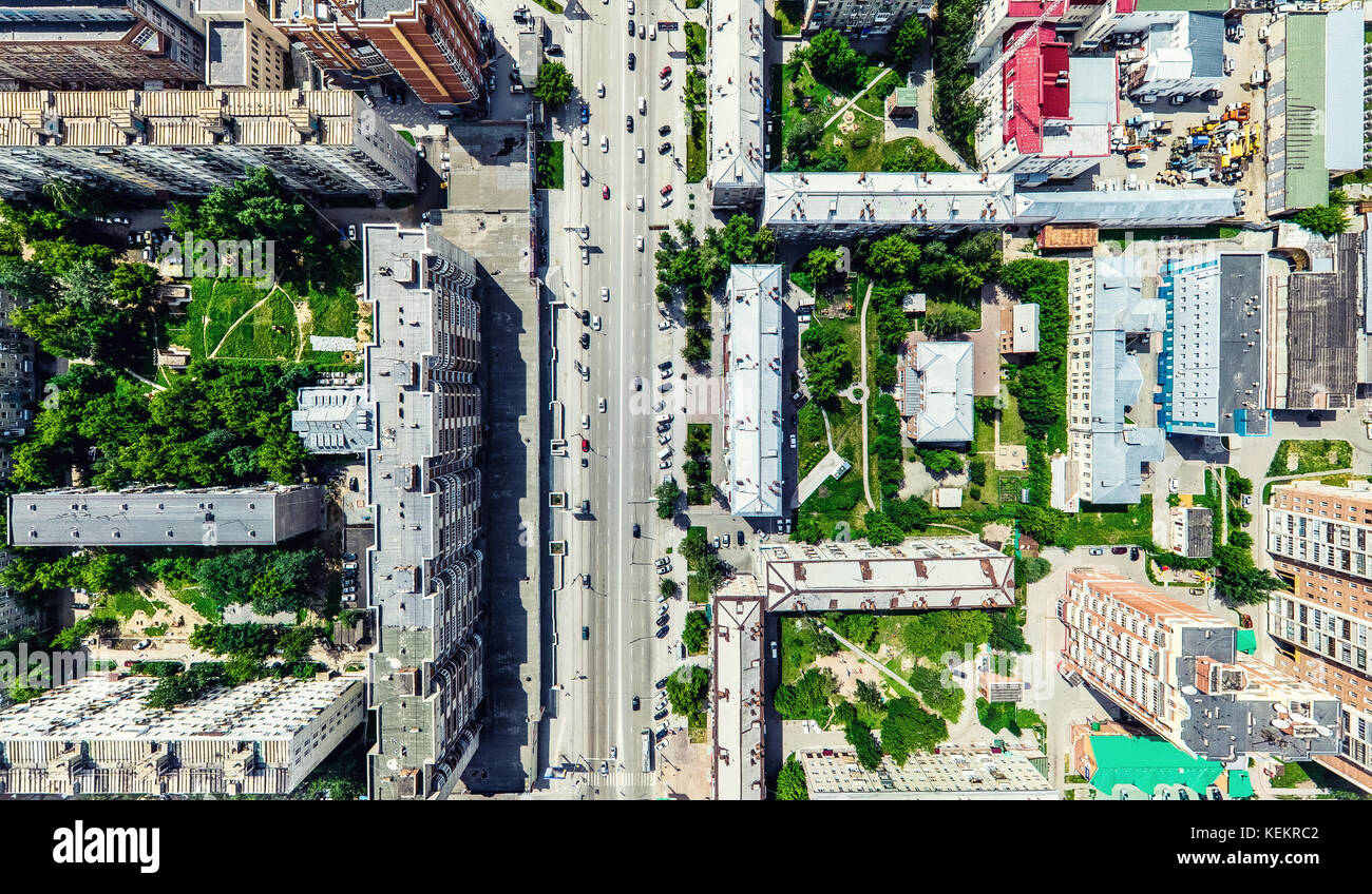 Aerial Stadtansicht mit Kreuzungen und Straßen, Häuser, Gebäude, Parks und Parkplätze. Sonnige Sommer-Panorama-Bild Stockfoto