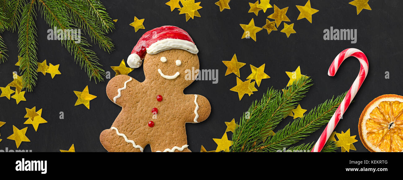 Ein lebkuchenmann mit Weihnachten Dekoration Stockfoto