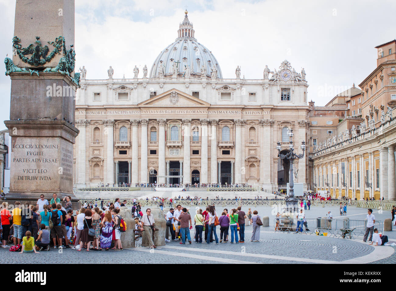 Vatikan Vatikan - 16. September 2010: Touristen auf dem Platz gegenüber der Kathedrale von St. Peter, einer der am meisten besuchten Kirchen der Welt Stockfoto