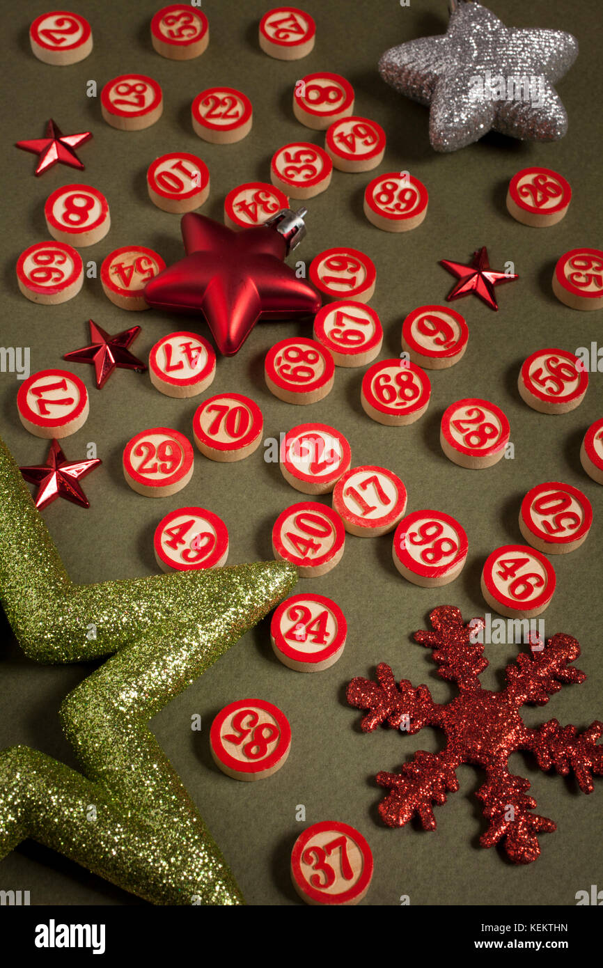 Weihnachten bingo Zahlen und Dekorationen Stockfoto