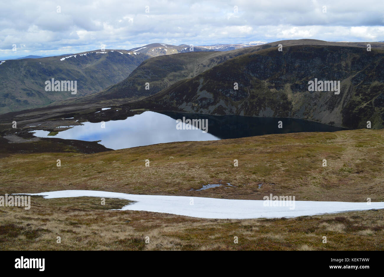 Loch Brandy, aus dem Abstieg der schottischen Berge Corbett ben tirran (Der goet) im Glen clova, Angus, Scottish Highlands. de. Stockfoto