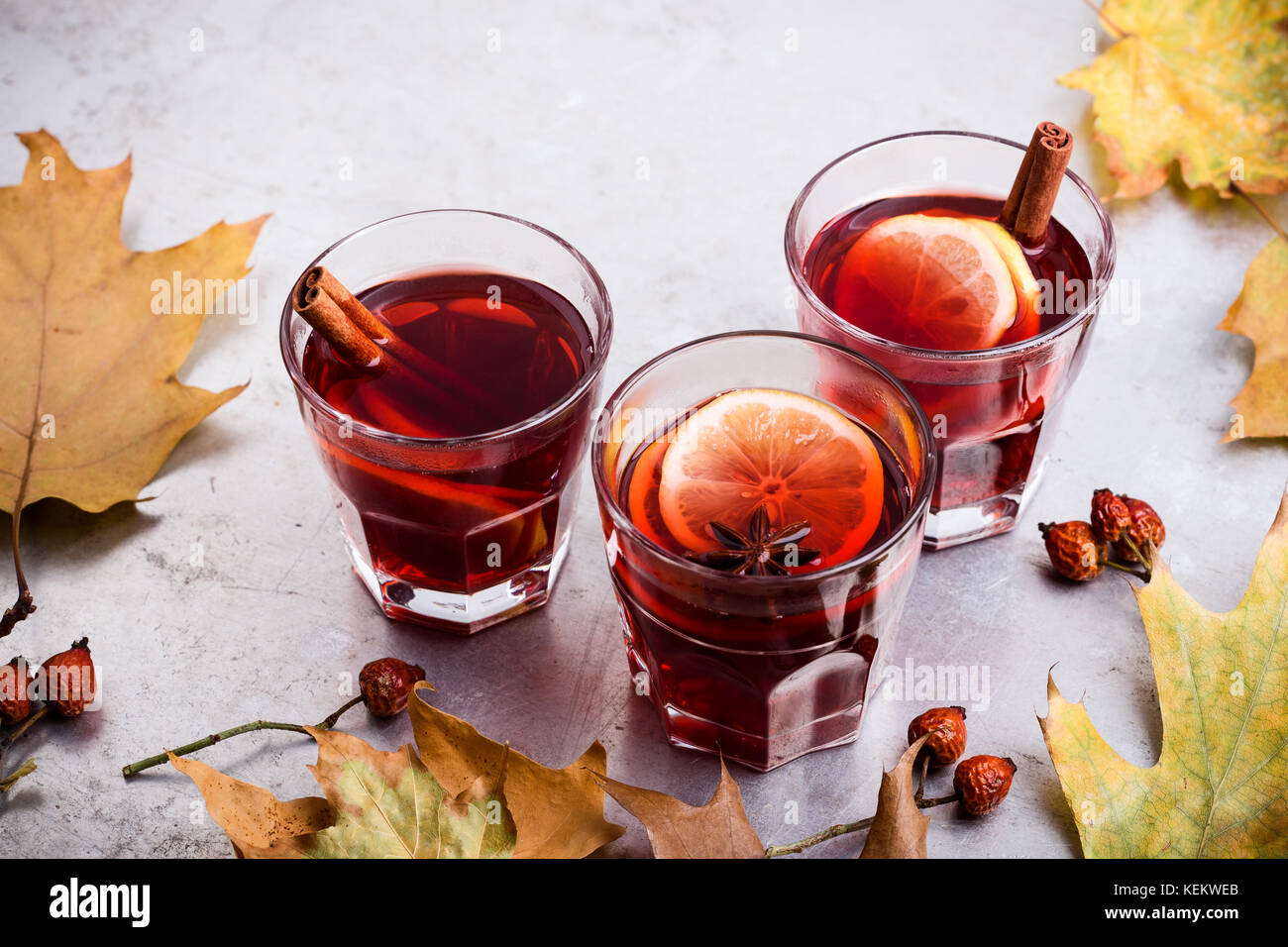 Hot red Tee mit Zitrone auf hellgrau Tabelle mit Platz kopieren, leckere Herbst Glühwein trinken Stockfoto