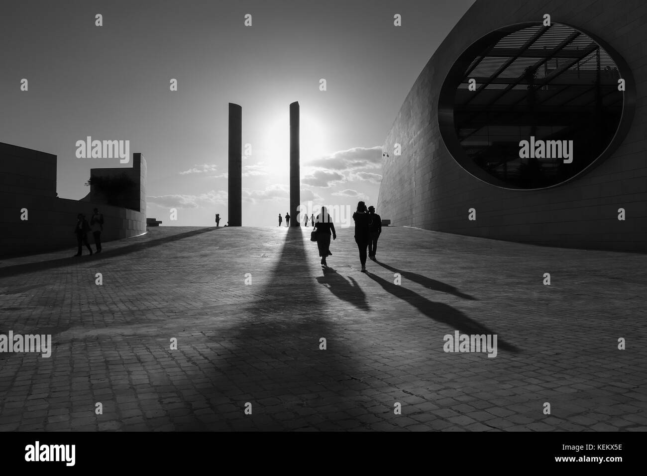 Personen Silhouette in den Sonnenuntergang. Architektur Detail in der champalimaud Stiftung in Lissabon Portugal Oktober 2017 Stockfoto