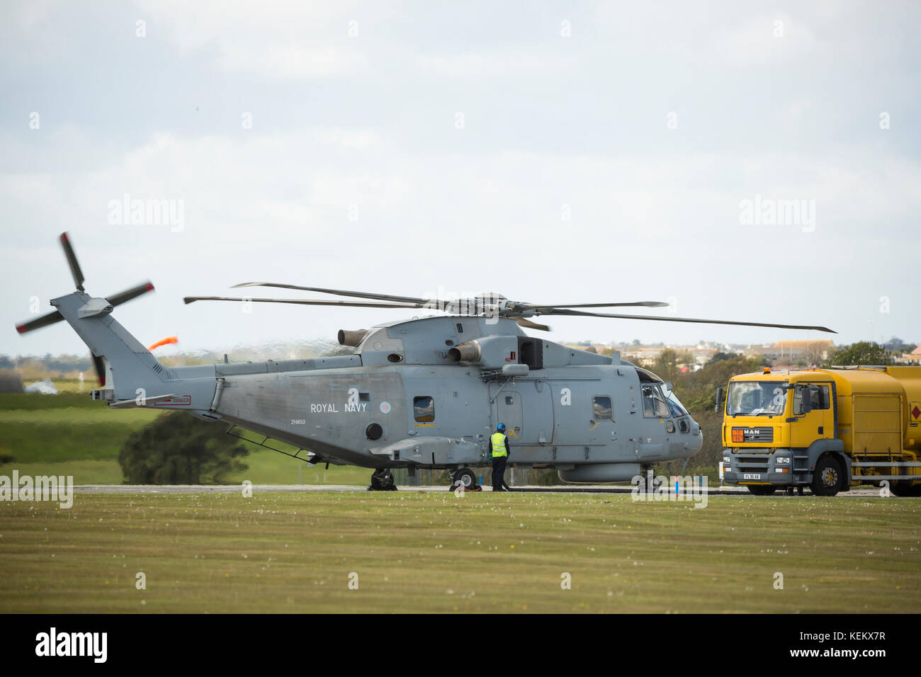 Fleet Air Arm Agusta Westland Merlin HM 1 Hubschrauber Boden Betanken mit Motoren RNAS Culdrose Stockfoto