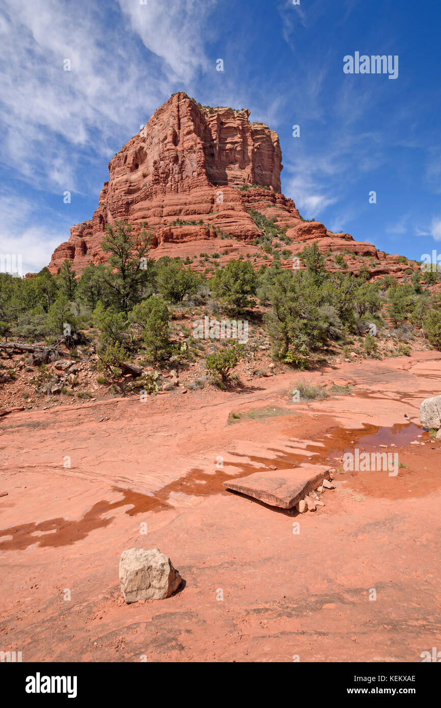 Lone Butte steigen über eine Wüste Arroyo in der Nähe von Sedona, Arizona Stockfoto